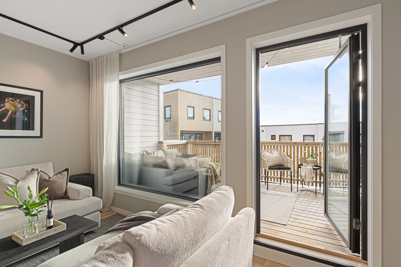 Stuen åpner opp mot en romslig balkong som fungerer som en naturlig forlengelse av oppholdsrommet, med gode solforhold. Galleribilde