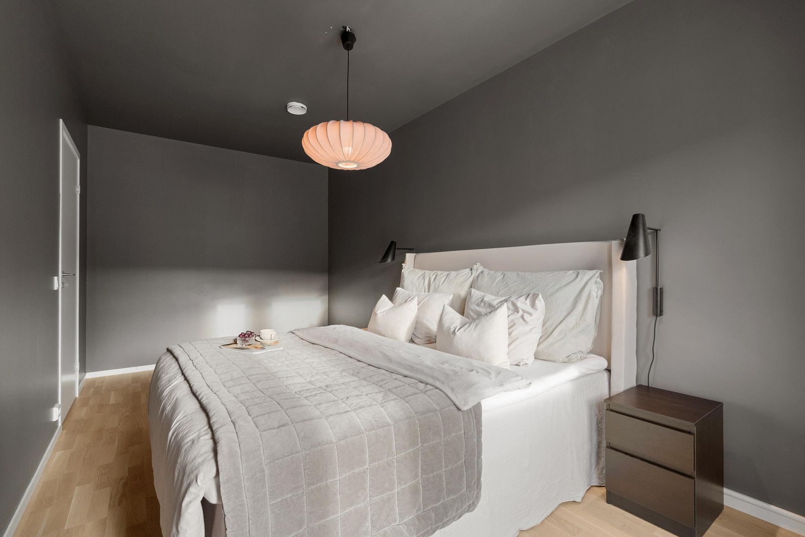 Rommet gir rikelig med garderobeløsninger, samt god plass til dobbeltseng og skrivebord. Galleribilde