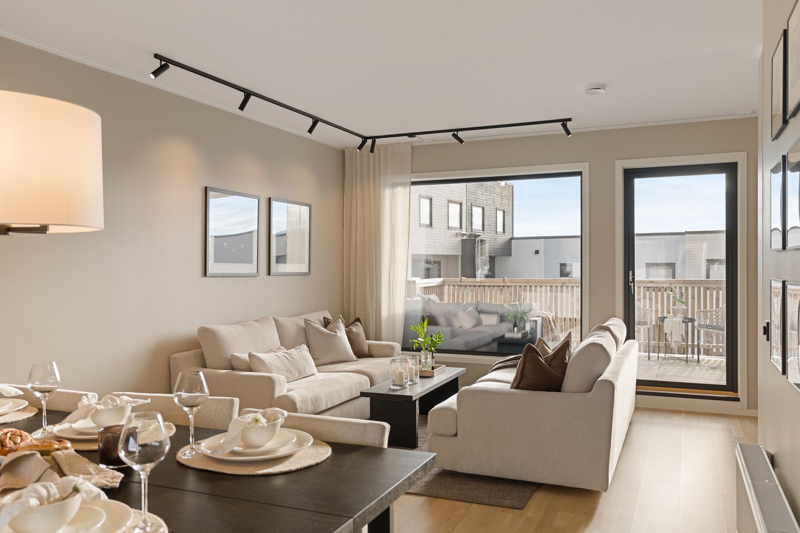 Boligen preges av et moderne uttrykk med gjennomgående bruk av stilrene sorte detaljer på både stikkontakter, armaturer og spotskinner. Galleribilde