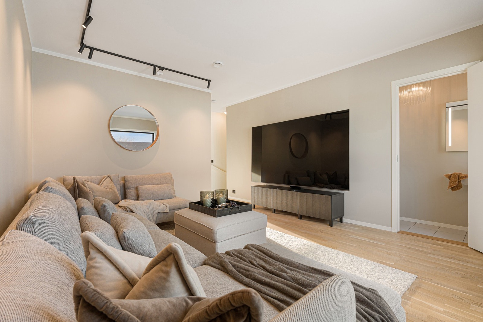 Det generøse arealet gir fleksible møbleringsmuligheter og bidrar til en lun og hyggelig stemning. Galleribilde