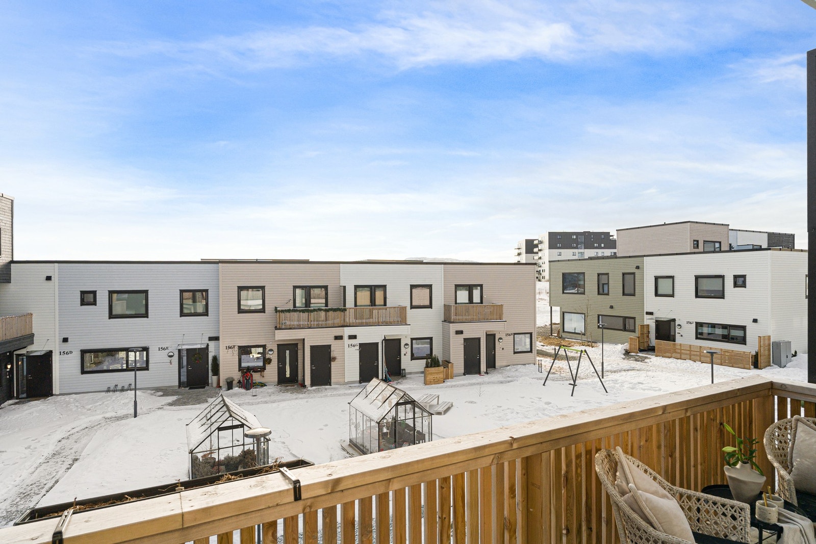 Balkongen gir utsyn mot et velstelt fellesområde som innbyr til både lek og hyggelige uteaktiviteter. Galleribilde