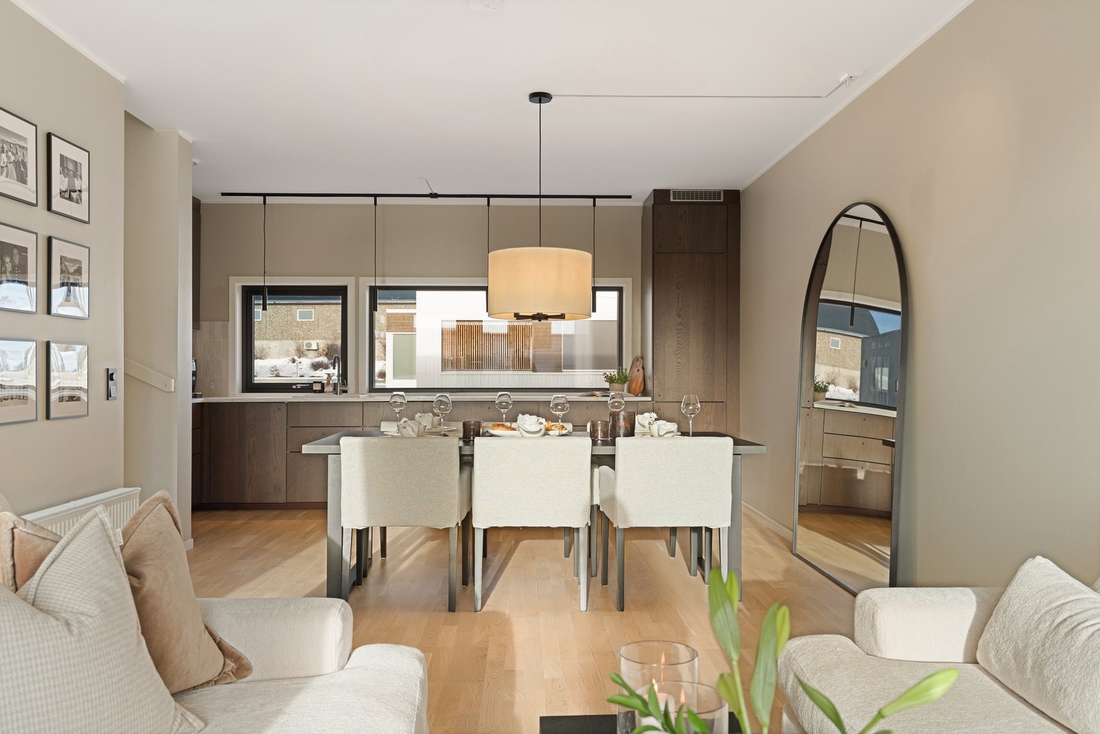 Rikelig med plass til langbord, perfekt for sosiale sammenkomster med venner og familie. Galleribilde