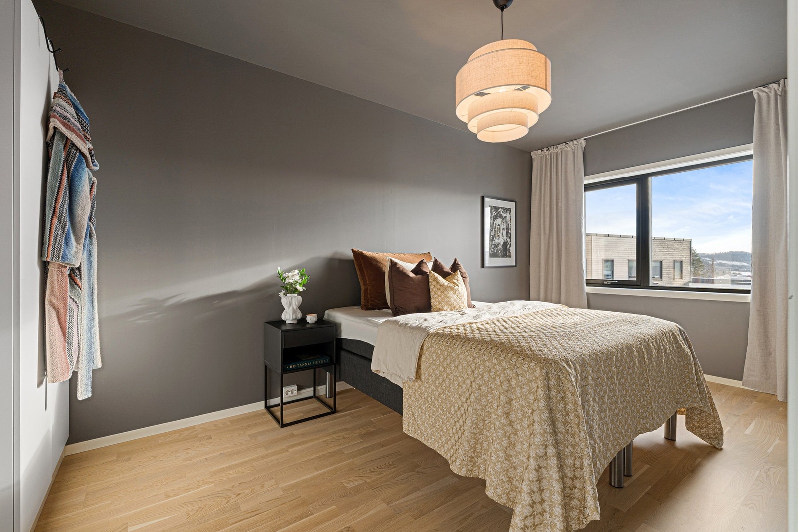 Soverom tre i 3. etasje på hele 13,5 m². Rikelig med plass til dobbeltseng, skrivebord og ulike garderobeløsninger. Galleribilde