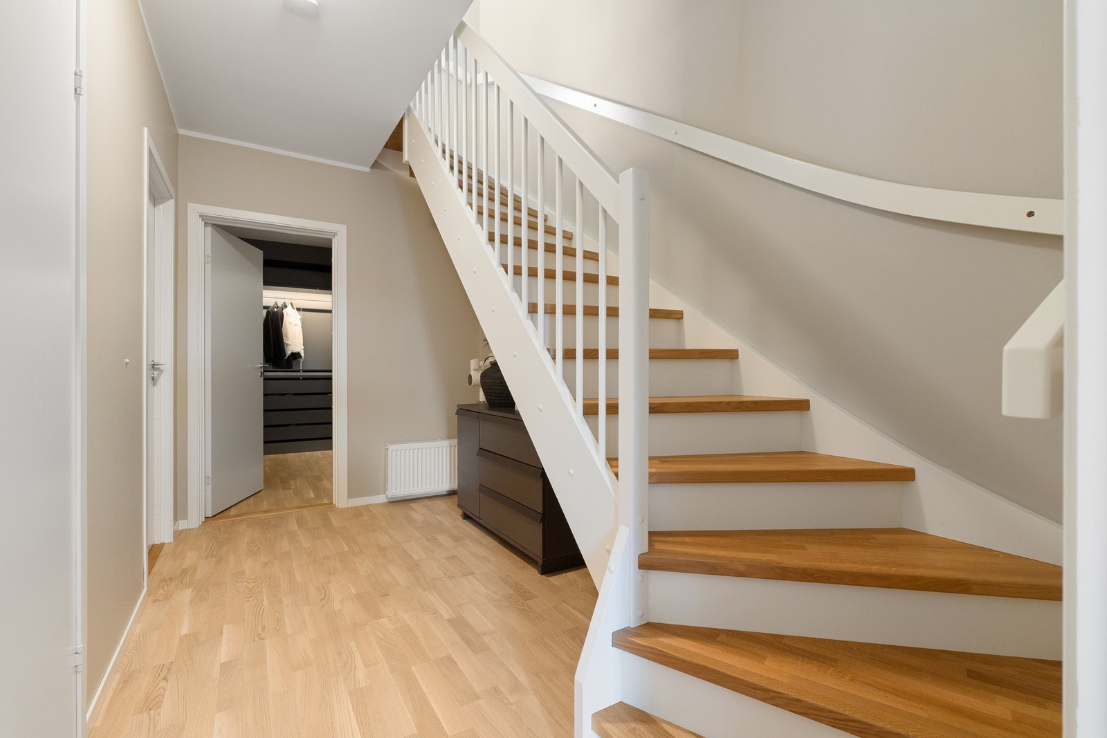 Boligen har gjennomgående parkett. Galleribilde