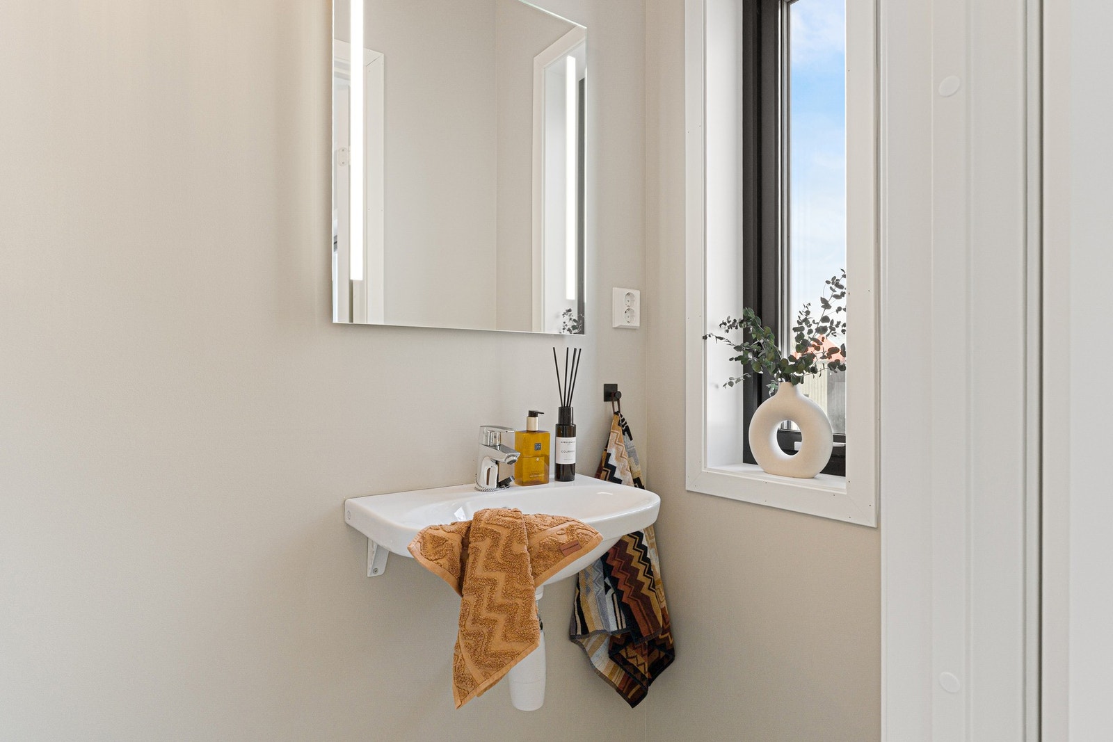 Et praktisk plassert toalettrom med flislagt gulv ligger rett ved loftstuen. Galleribilde