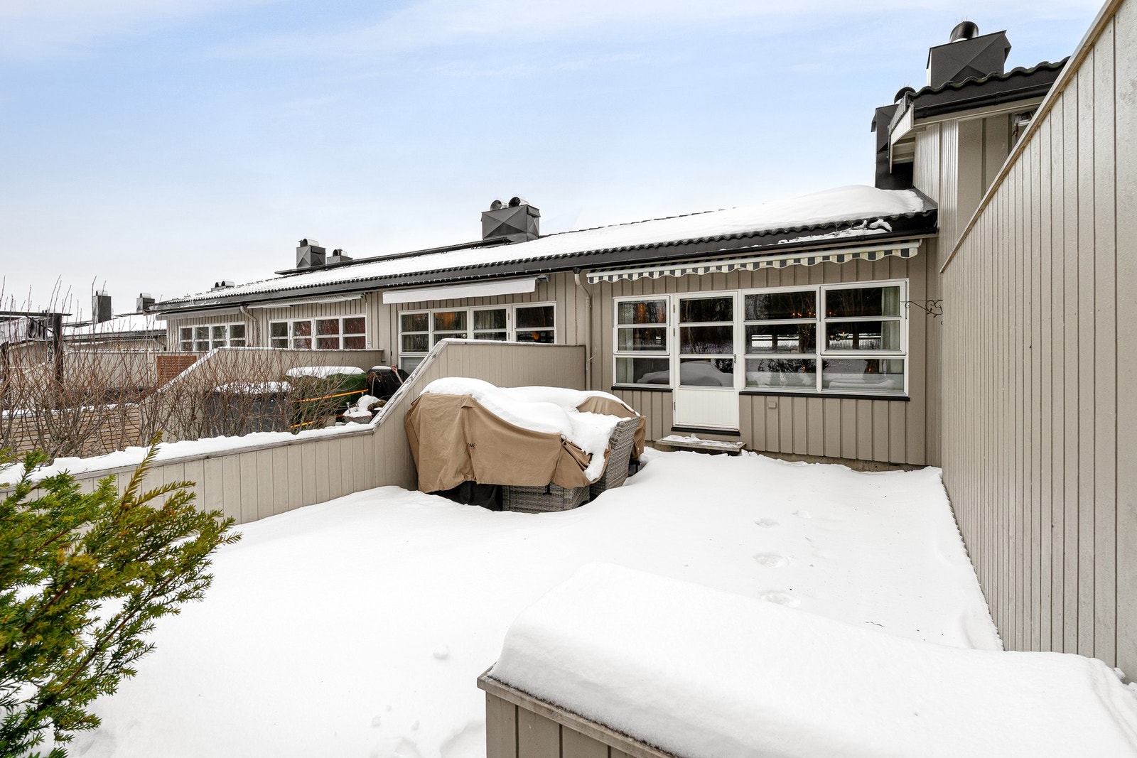 Fra stuen er det utgang til en solrik terrasse. Galleribilde