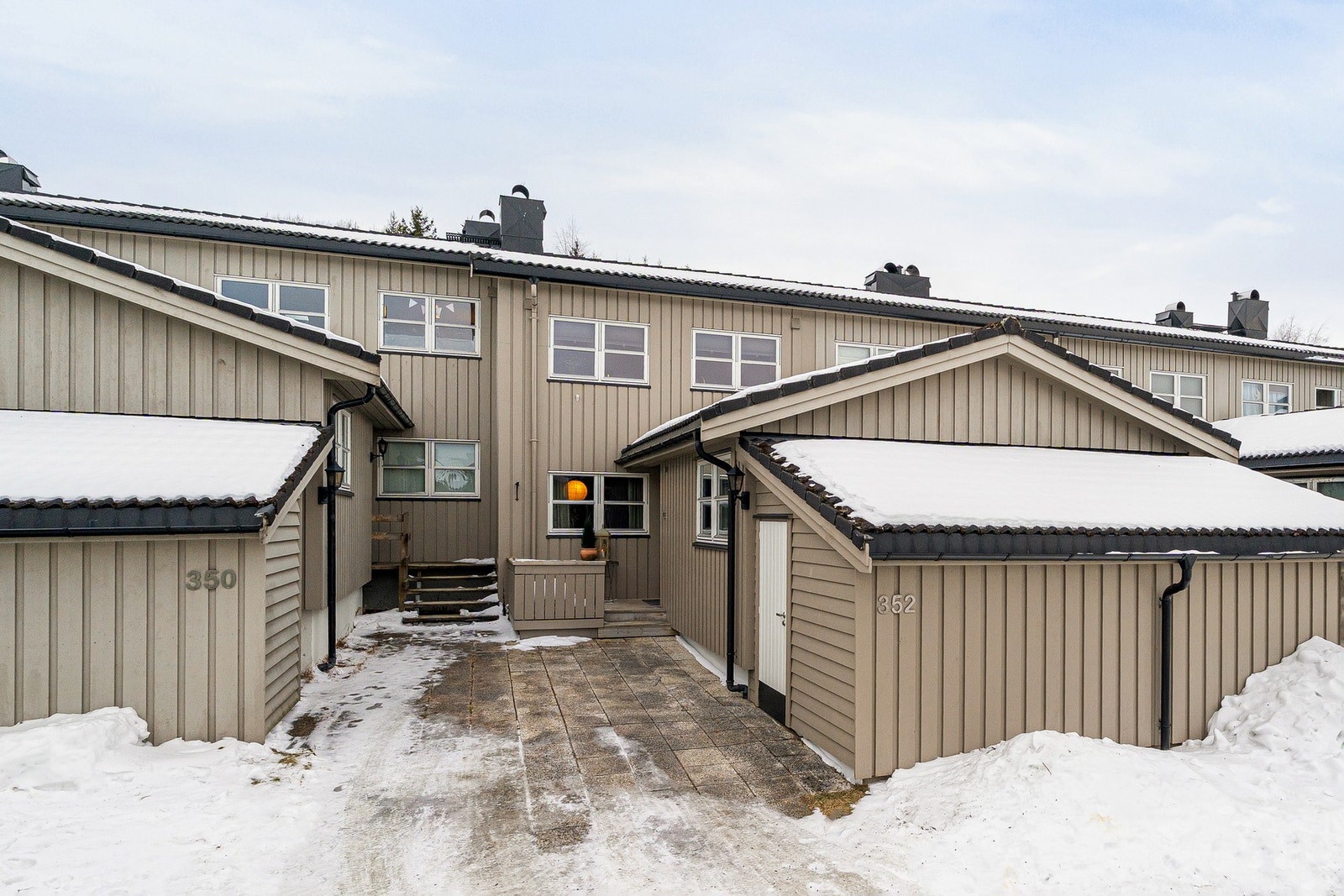 Fra boligen er det gangavstand til alt man behøver i hverdagen som dagligvare, skole, bussforbindelser og gode turmuligheter året rundt. Galleribilde