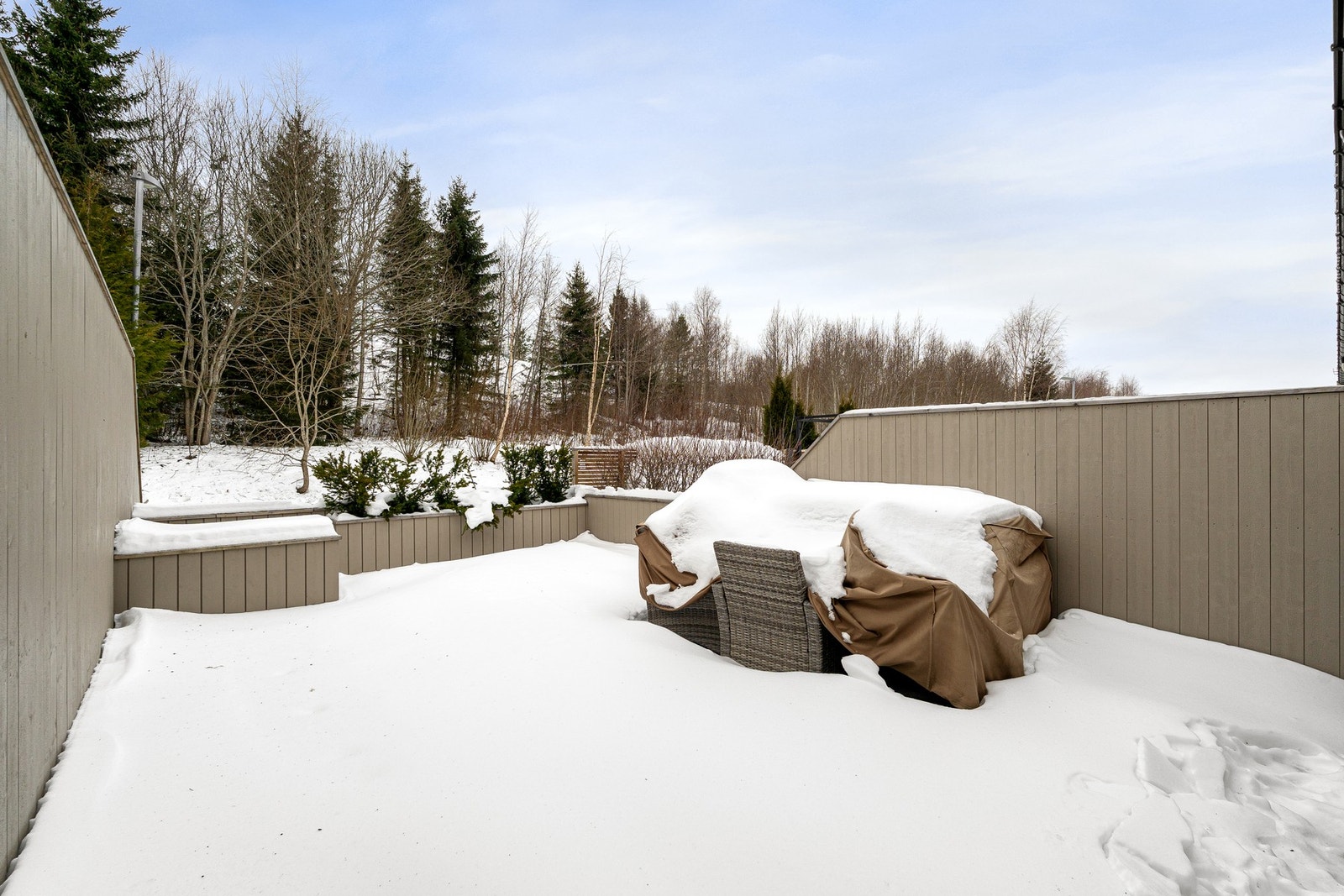 Vestvendt terrasse på 37 kvm med god plass til utemøblement. Galleribilde