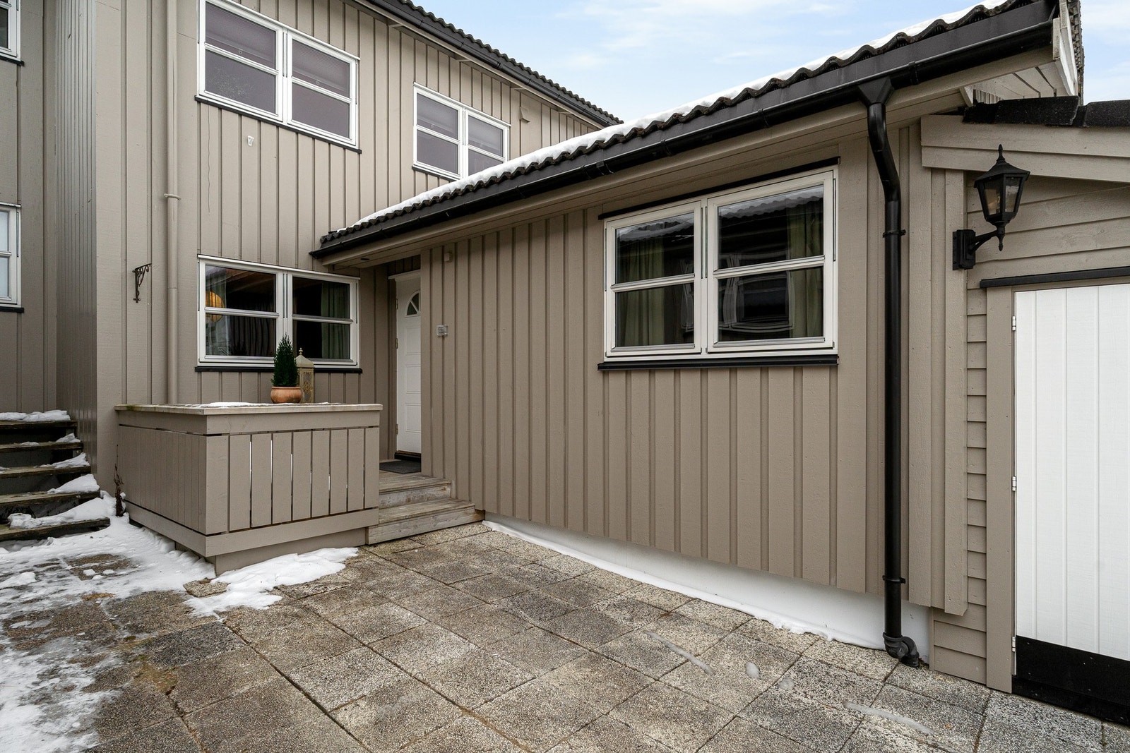 Godt med lagringsplass i innevendig bod, utvendig bod og loft. Galleribilde