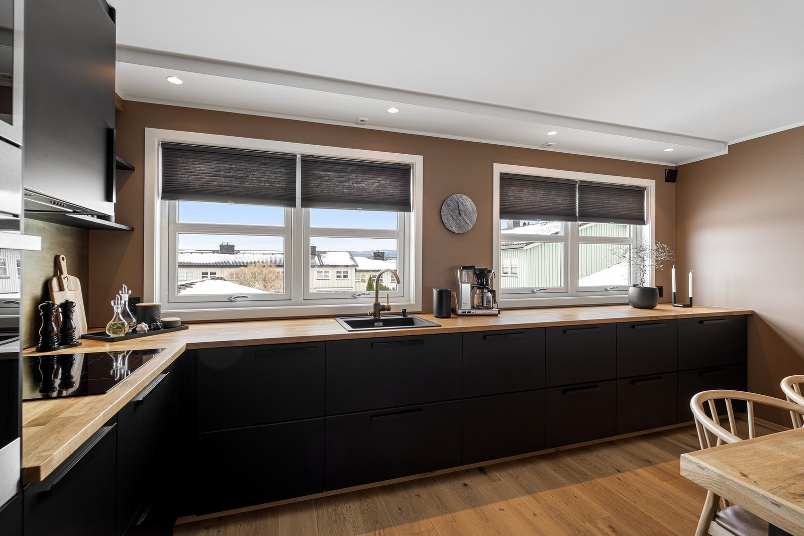 Godt med skap- og benkeplass på kjøkkenet. Galleribilde