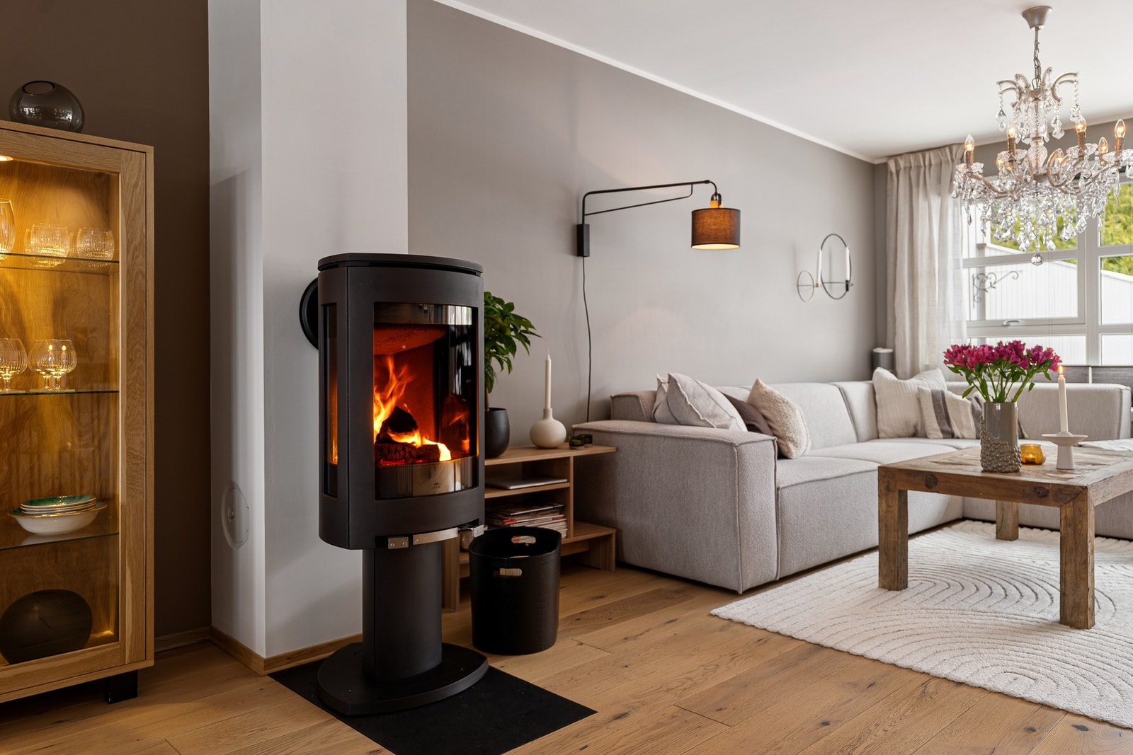 Boligen varmes opp via elektrisitet og vedfyring. Galleribilde