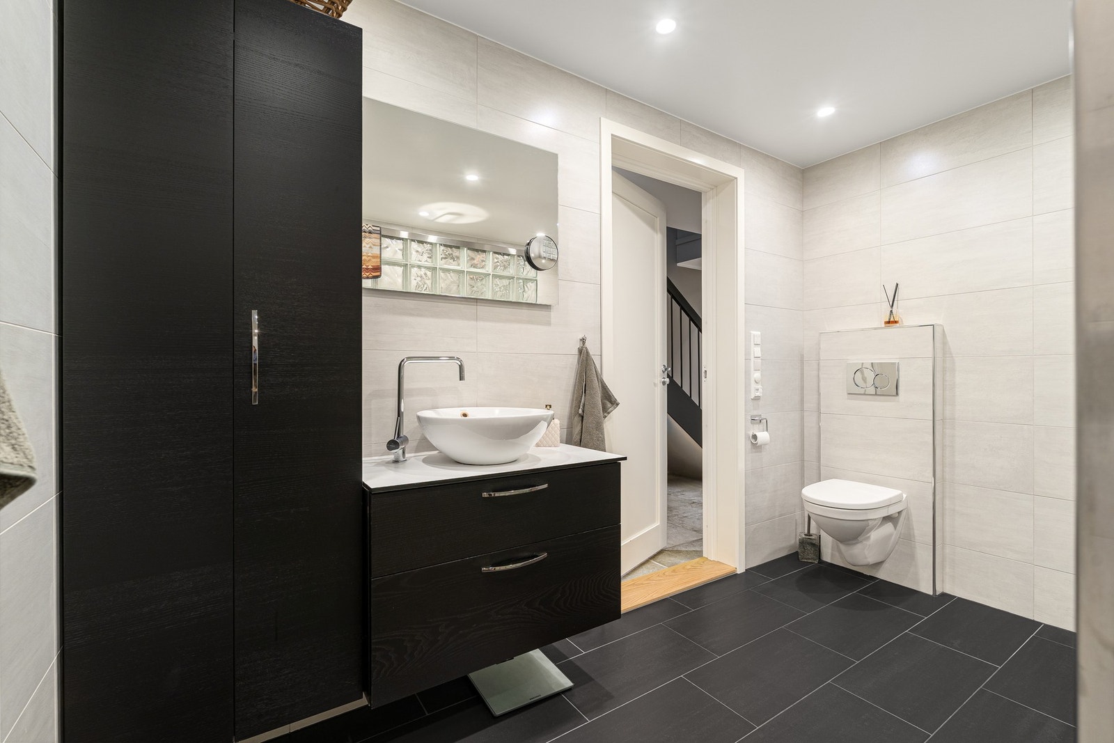 Pent, flislagt baderom fra 2016 med elektrisk gulvvarme. Galleribilde