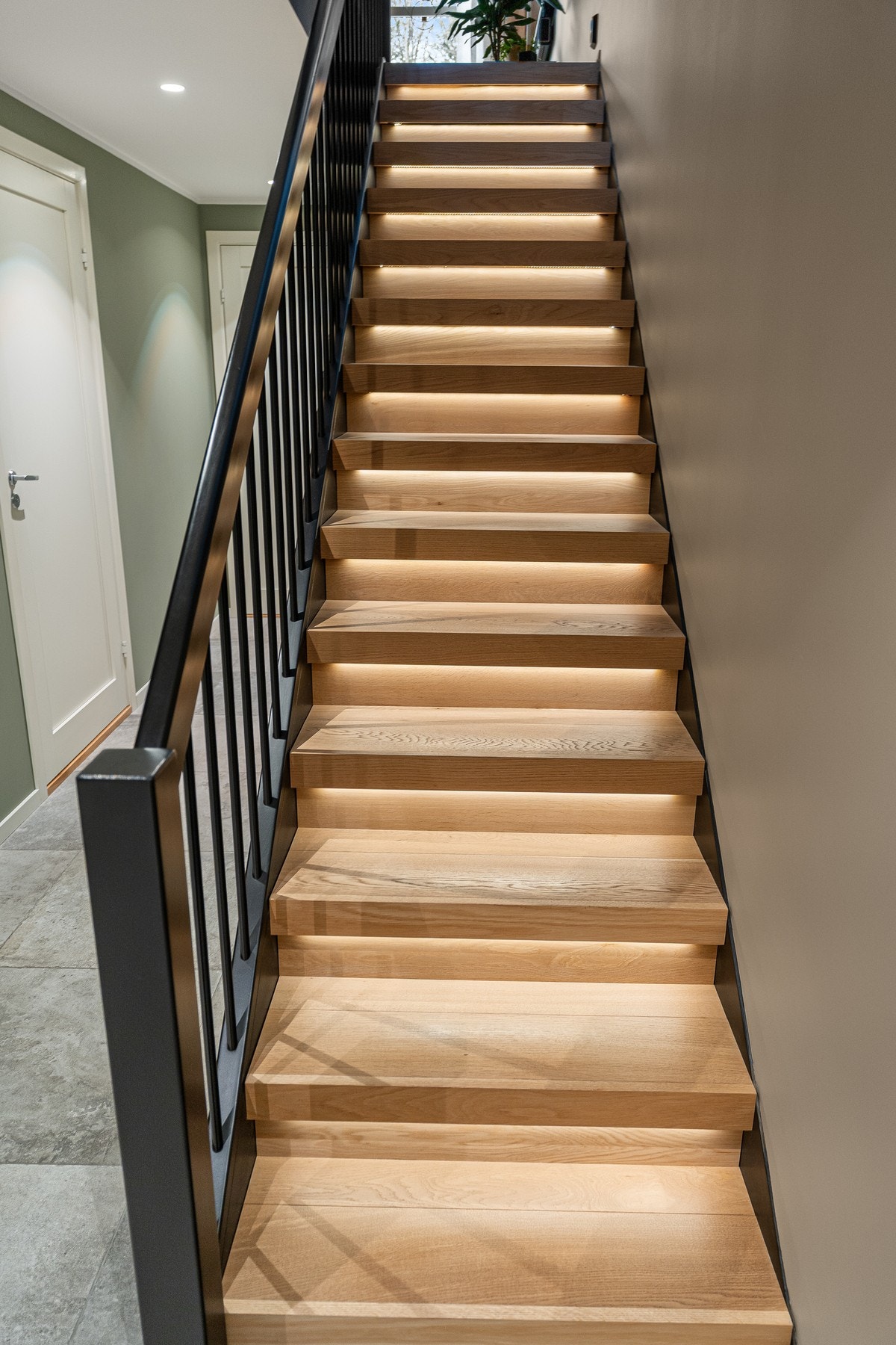 Flott trapp med LED-belysning. Galleribilde