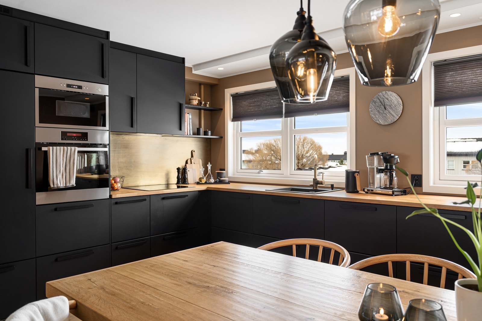 Integrerte hvitevarer som oppvaskmaskin, platetopp, stekeovn, mikrobølgeovn, kjøl- og fryseskap. Galleribilde