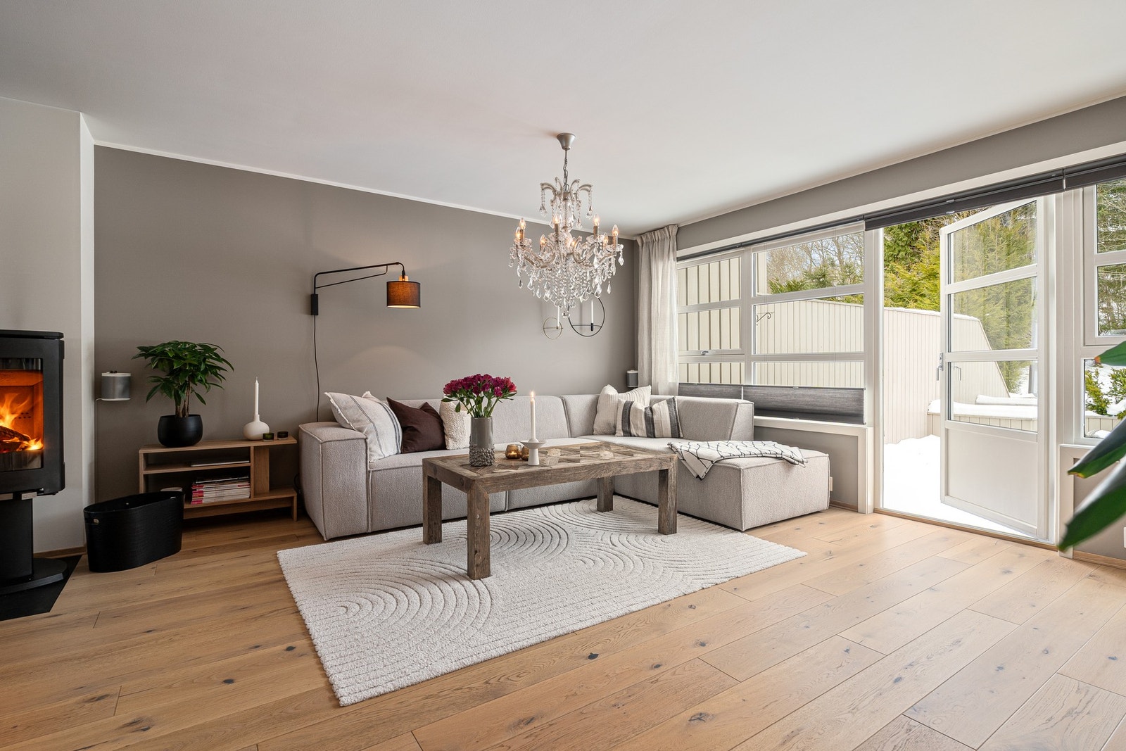 Boligen har en attraktiv og tilbaketrukket beliggenhet i borettslaget med solrike uteområder. Galleribilde