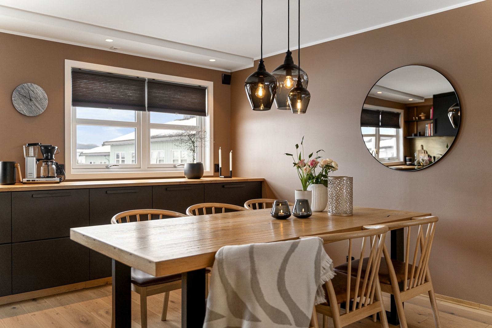 God plass til spisegruppe i naturlig tilknytning til kjøkkenet. Galleribilde