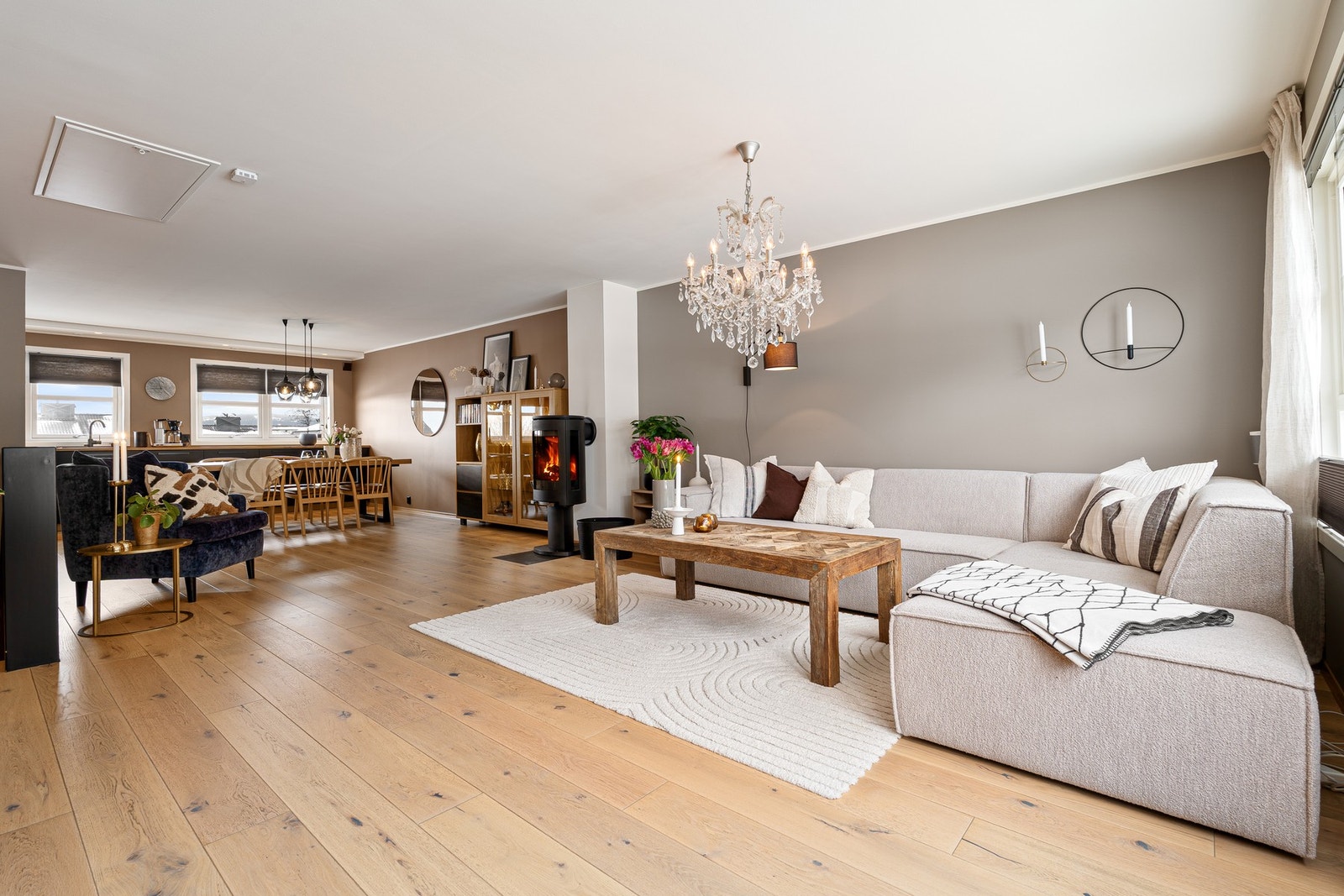 Gode møbleringsmuligheter som skaper ulike soner i rommet. Galleribilde