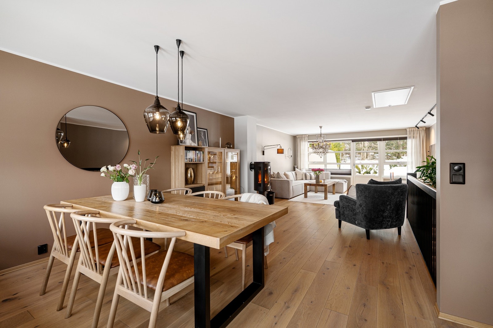 Boligen ligger i et veletablert borettslag. Tak er skiftet i perioden 2021-23 i regi av borettslaget. Galleribilde