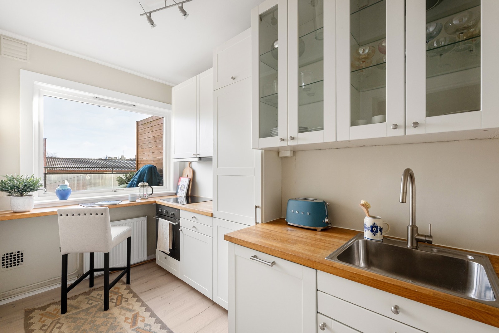 Boligens kjøkken er separat og fremstår moderne og funksjonelt, med gode oppbevaringsmuligheter. Galleribilde