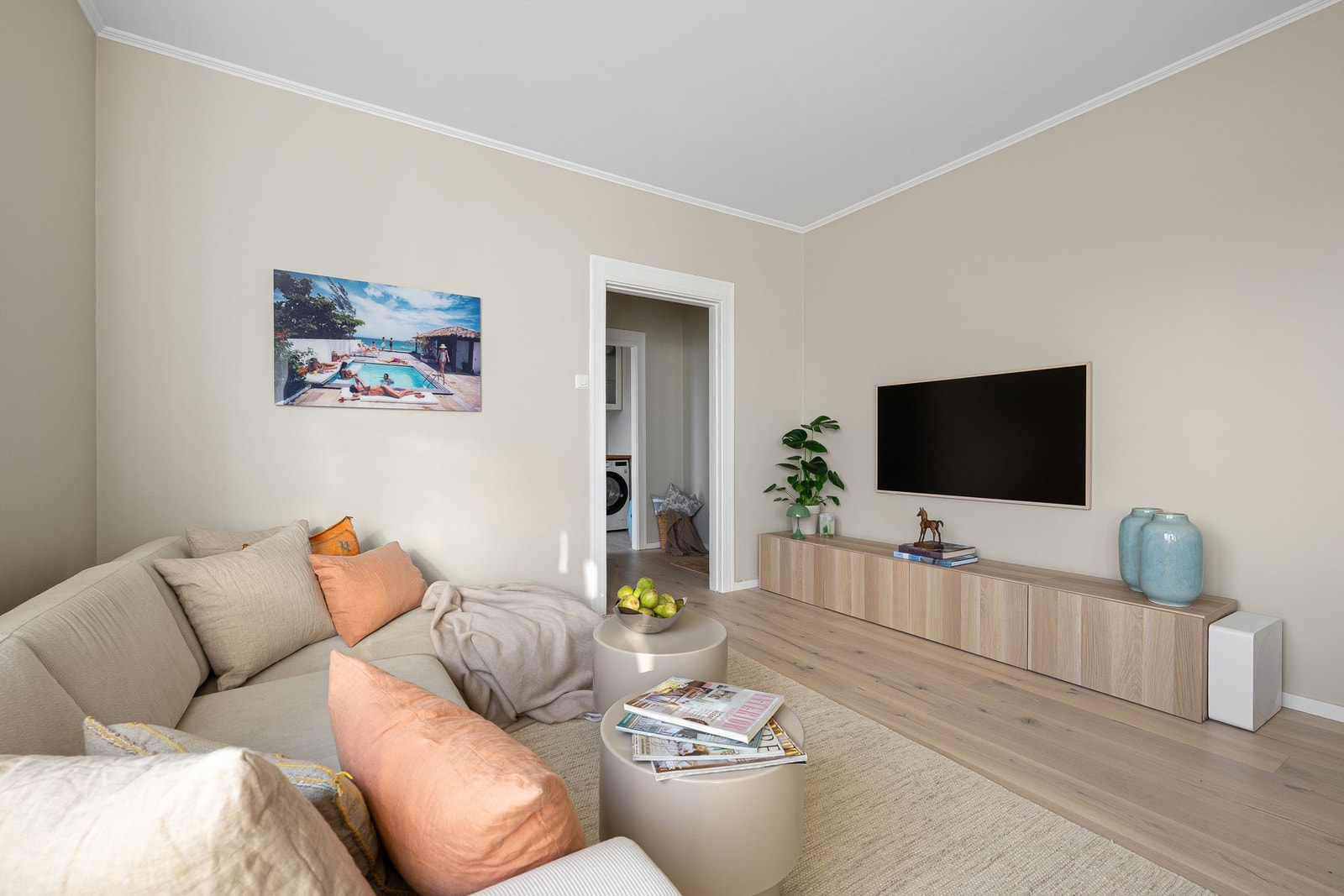 Stuen fremstår lys og luftig med lyse overflater og takhøyde på 2,64 meter. Rommet har plass til både sofa og spisebord. Galleribilde