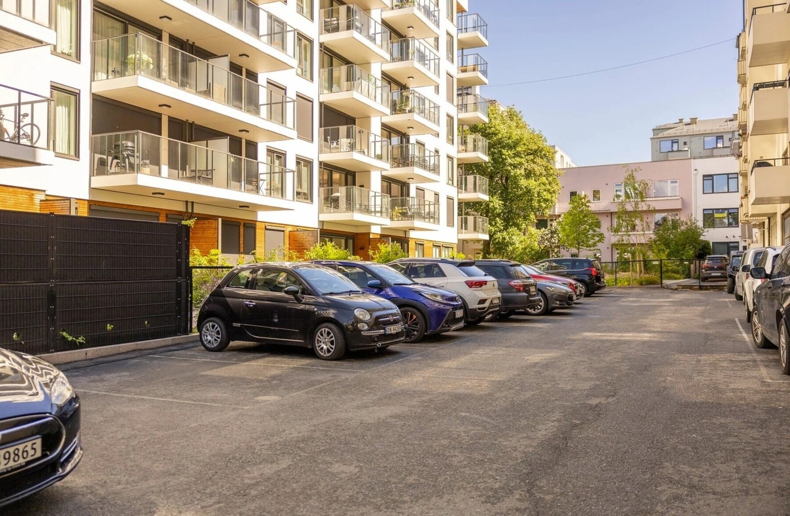 Beboerne har gårdsplassen til disposisjon for bilparkering etter førstemann til mølla prinsippet. Parkeringsoblat ble innført fra og med 2026. Galleribilde