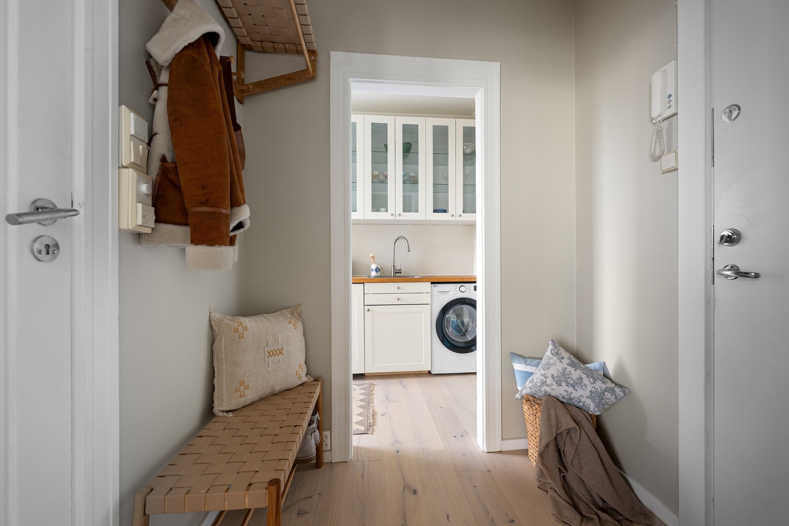 Leiligheten ligger i byggets 6. etasje og har en innbydende entré med dørcalling og heisadkomst. Galleribilde