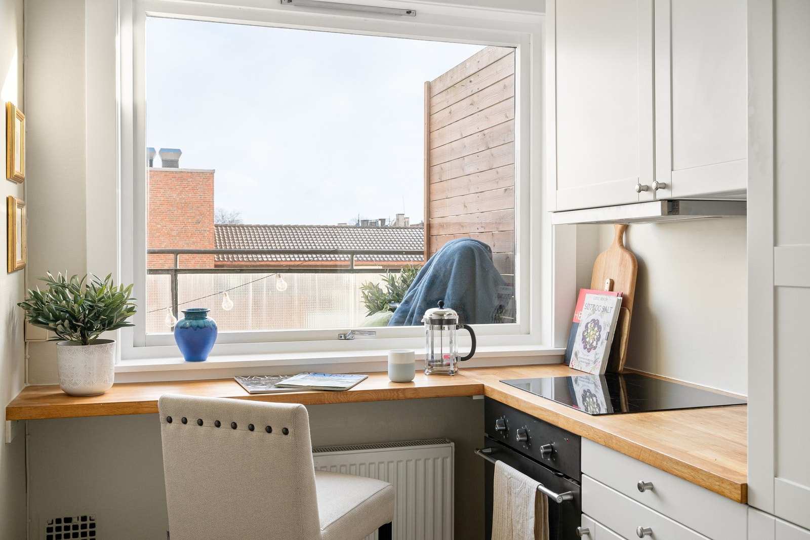 Kjøkkenet har en trivelig krok hvor morgenkaffen eller mindre måltider kan nytes. Galleribilde