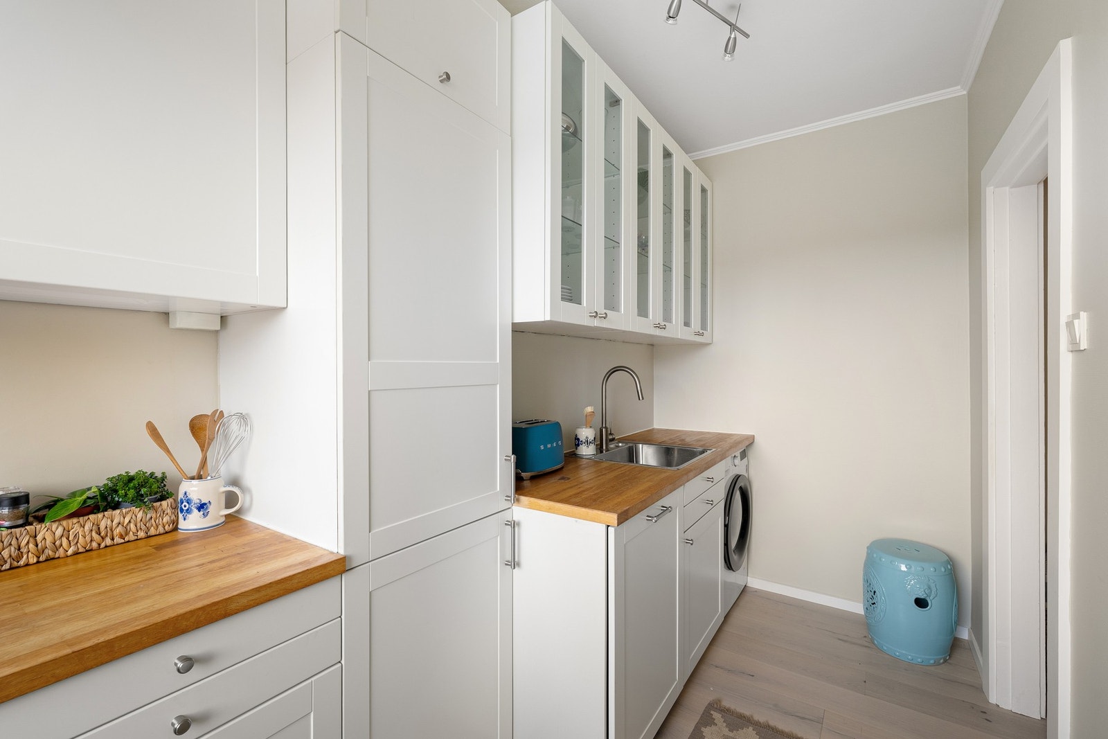 Komfyr, platetopp og kjøl/frys er integrert i innredningen. Vaskemaskin er plassert i innredningen. Galleribilde