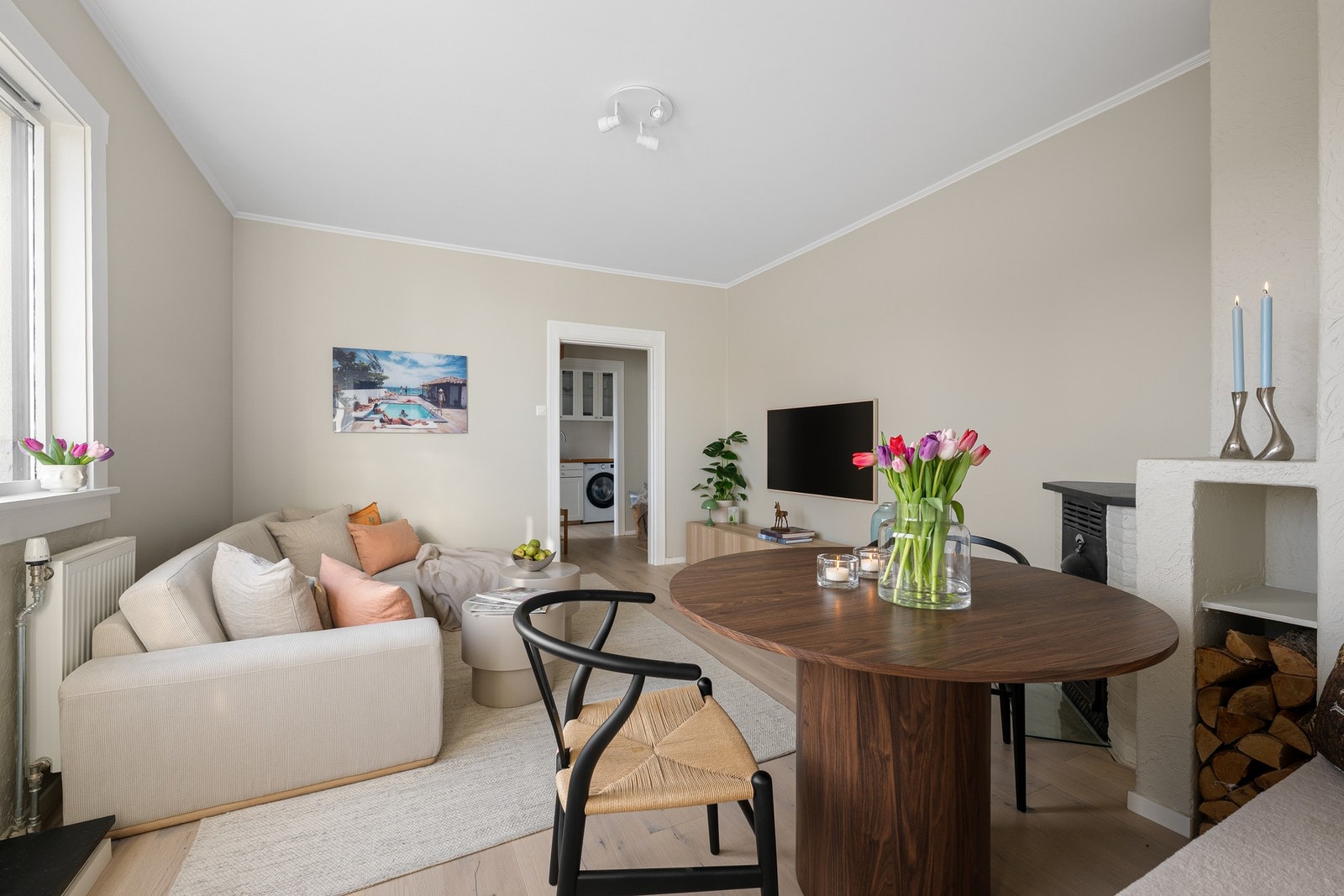 Spisebord får sin naturlige plass i hjørnet av stuen. Galleribilde