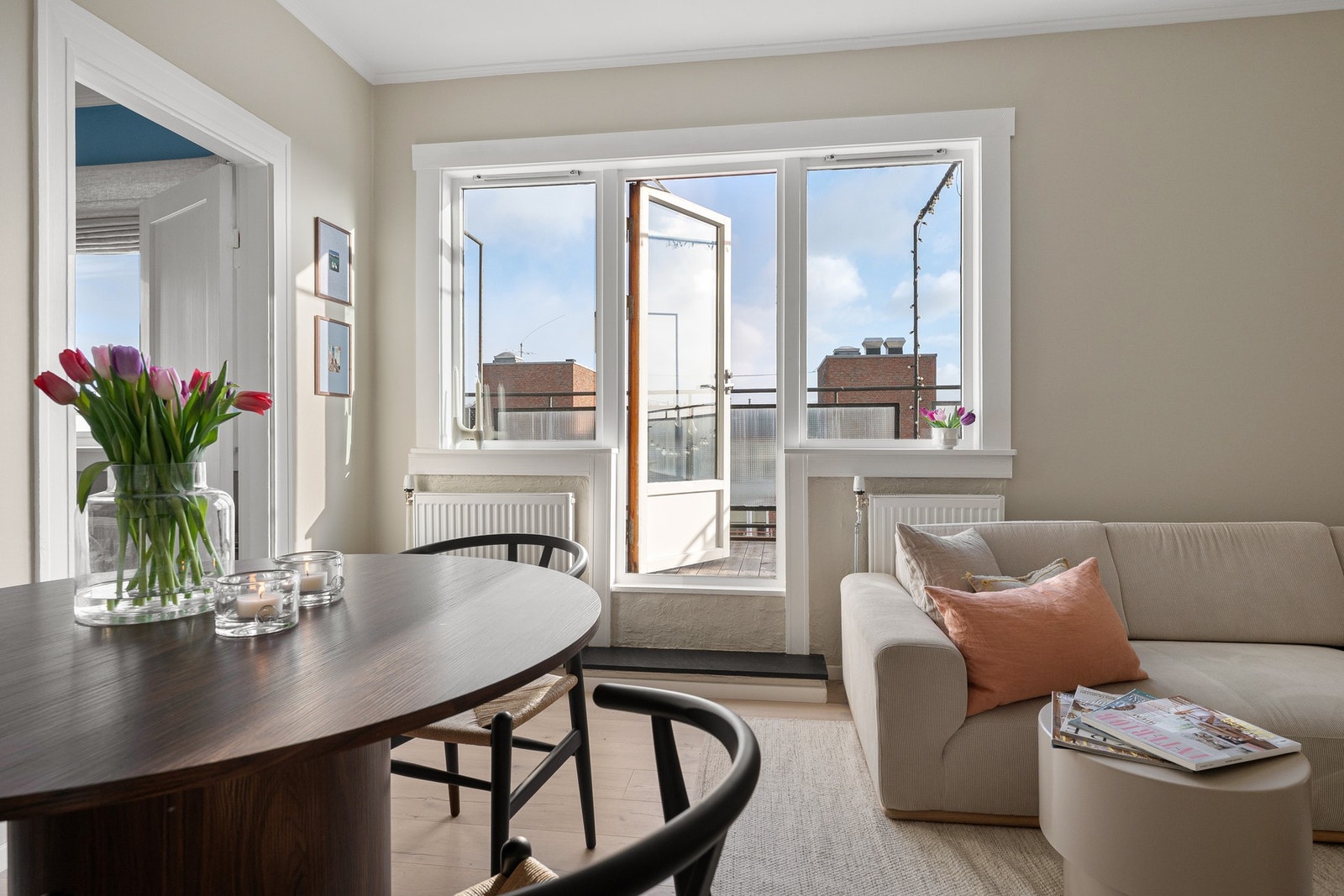 Fra stuen er det direkte utgang til boligens balkong. Galleribilde