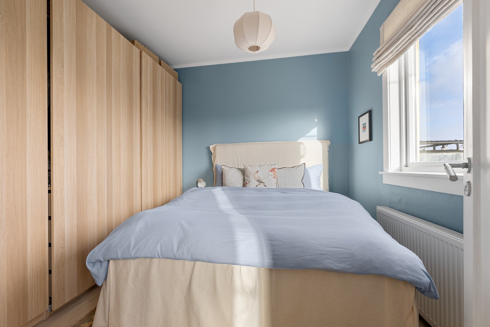 Soverommet er av god størrelse, og har plass til dobbeltseng med tilhørende møblement. Galleribilde