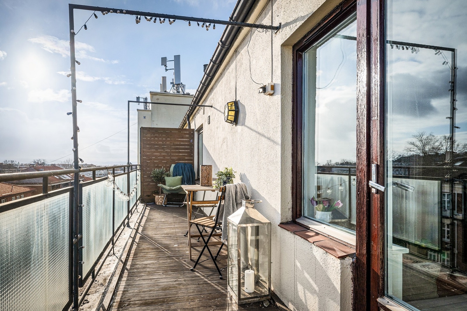 Balkongen er på ca.16 kvm. Her har man plass til balkongmøblement og grill. Galleribilde