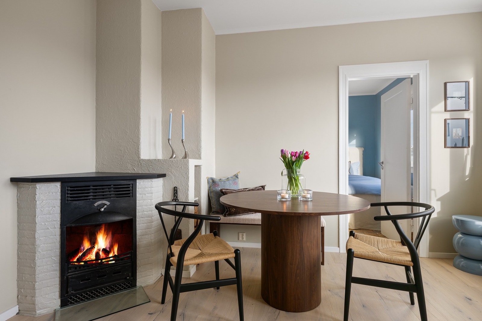 Stuen peis som skaper en hyggelig atmosfære. Galleribilde