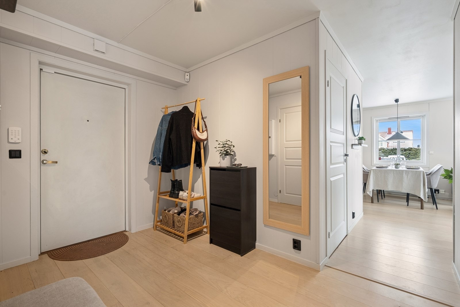 Lys og delikat entre med oppheng til jakker og sko Galleribilde