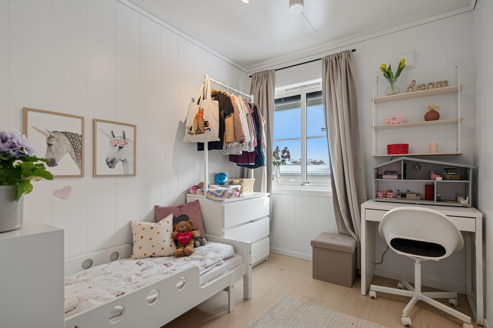 Soverom nr to perfekt som barnerom, kontor eller gjesterom. Kan møblers med seng, skrivepult og kommode om ønskelig Galleribilde