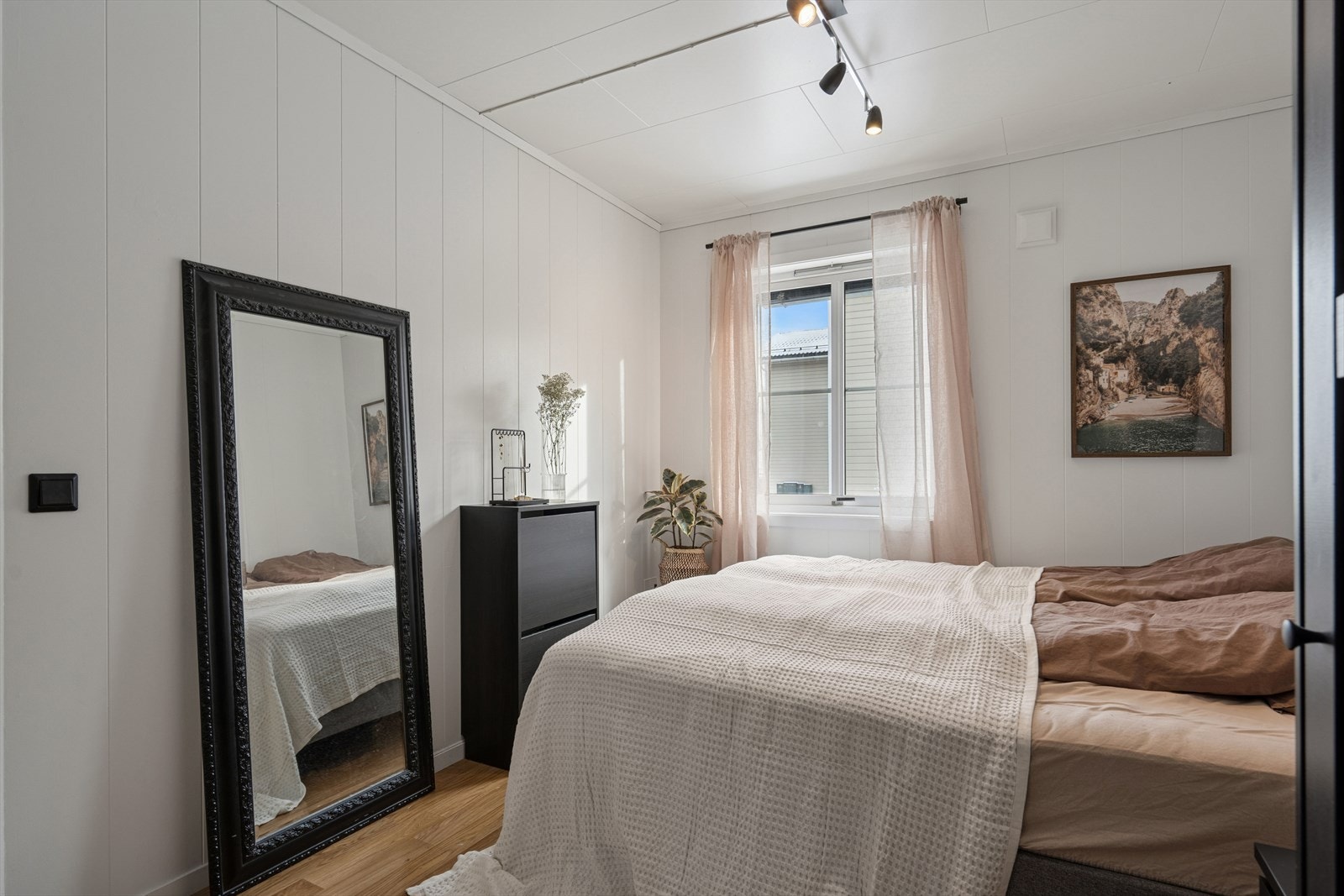 Lyse malte overflater og parkett på gulvet Galleribilde