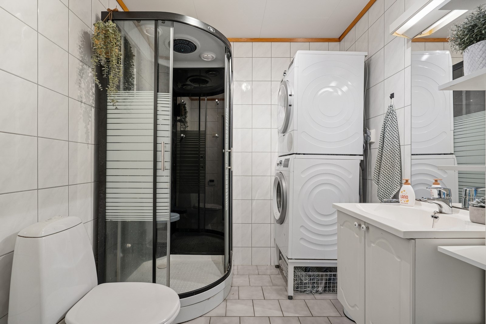 Baderom med fliser på gulvet og veggene. Det er lagt varmekabler i gulvet Galleribilde