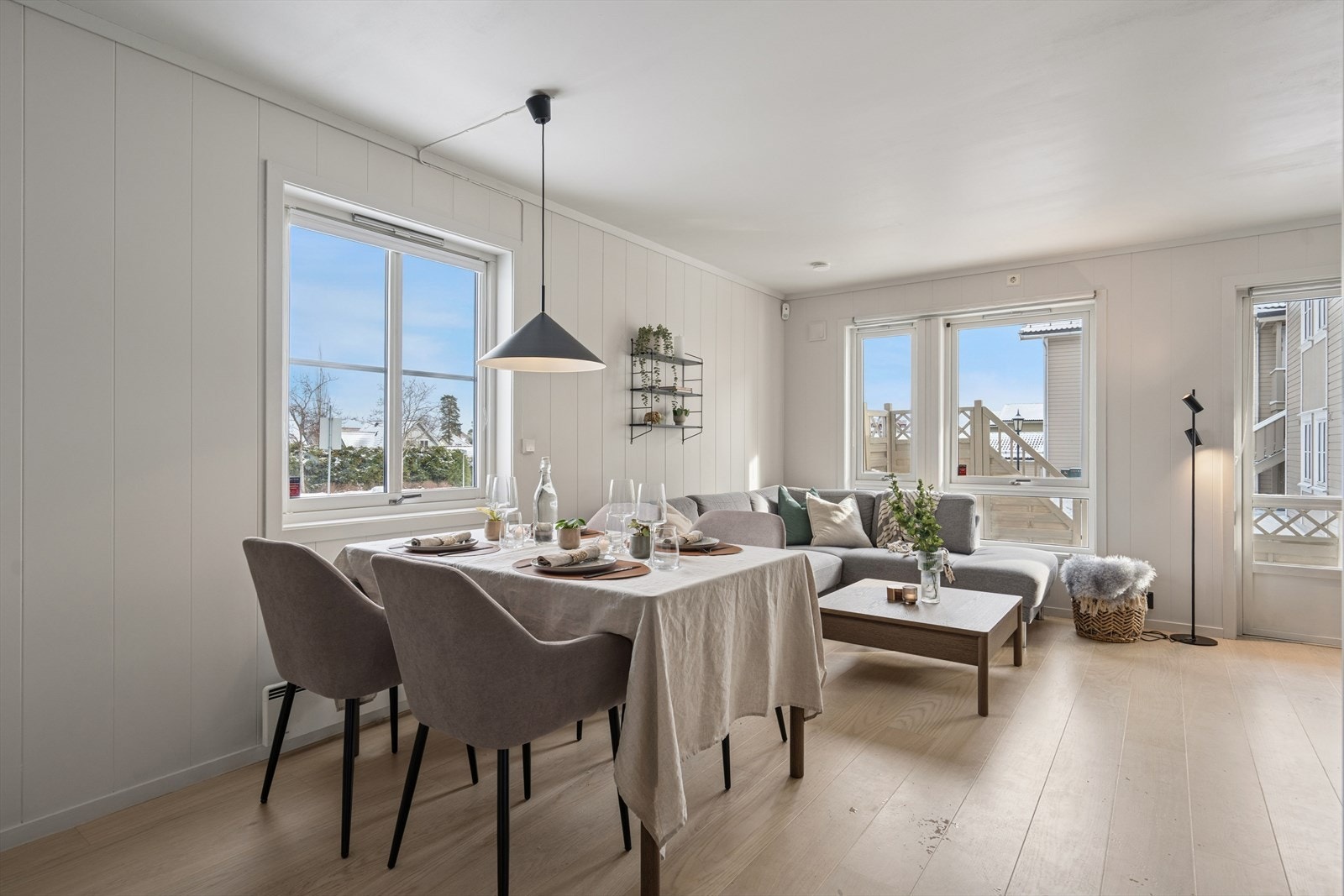 Overflatene er malt i en lys og delikat farge, på gulvene er det lagt parkett. Store gode vindusflater sørger for masse lysinnslipp Galleribilde