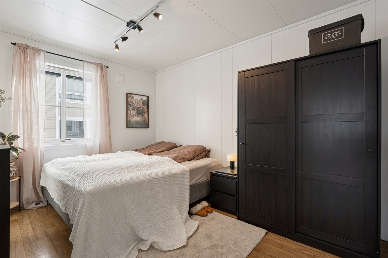 Hovedsoverommet med god plass til dobbeltseng og garderobeløsning Galleribilde