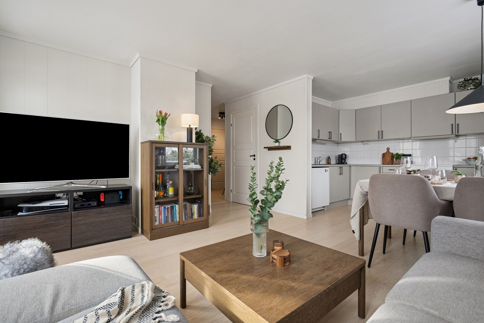 Lys og delikat leilighet i første etasje med to soverom, stue/kjøkken, entré og bad Galleribilde