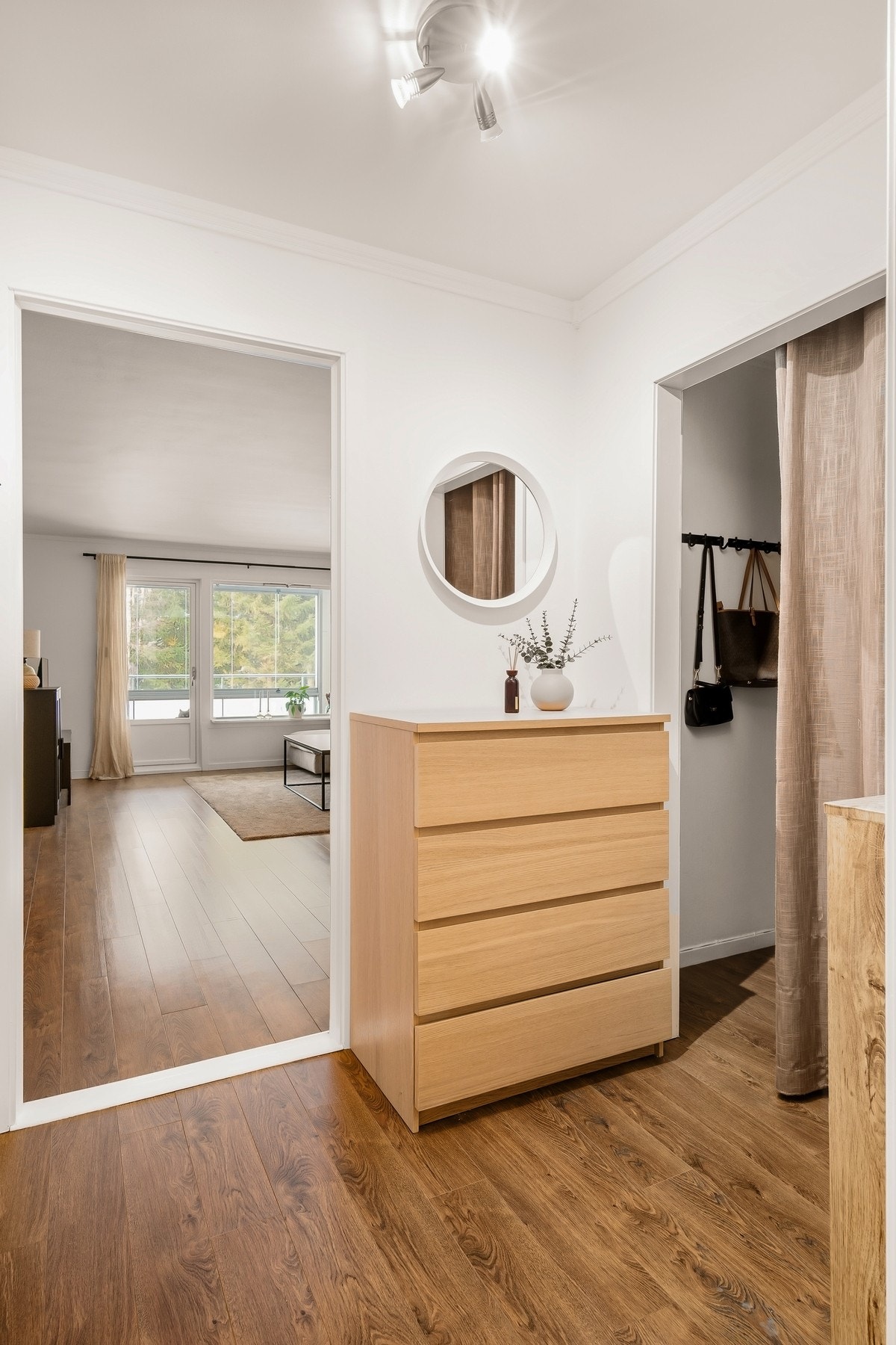 Éntre med garderoberom Galleribilde