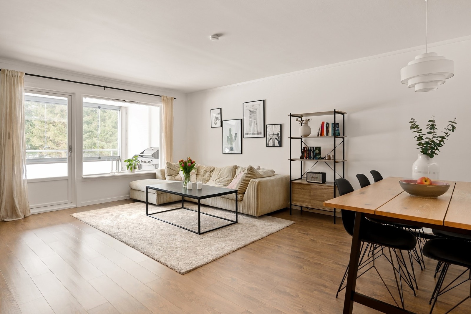 Romslig stue med god plass til spisebord og TV-stue Galleribilde