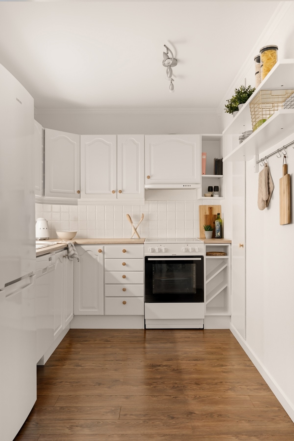 Kjøkken med gode oppbevaringsmuligheter i over- og underskap Galleribilde