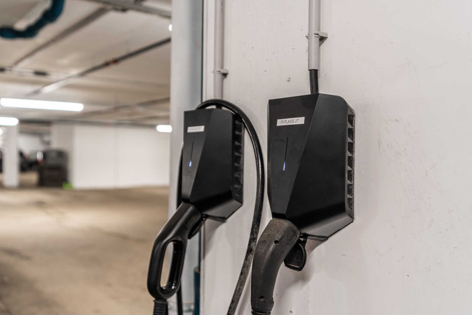 Det er montert elbil-lader på plassen.