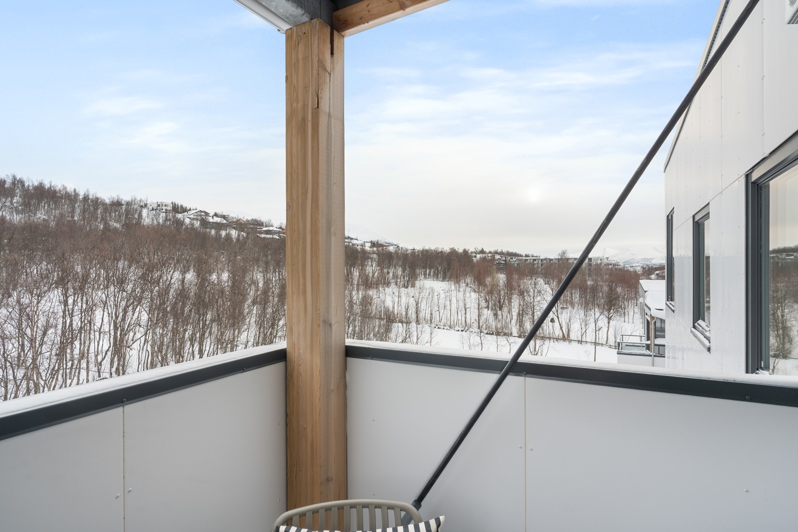 Også denne balkongen er overbygd, noe som gir høy bruksverdi.