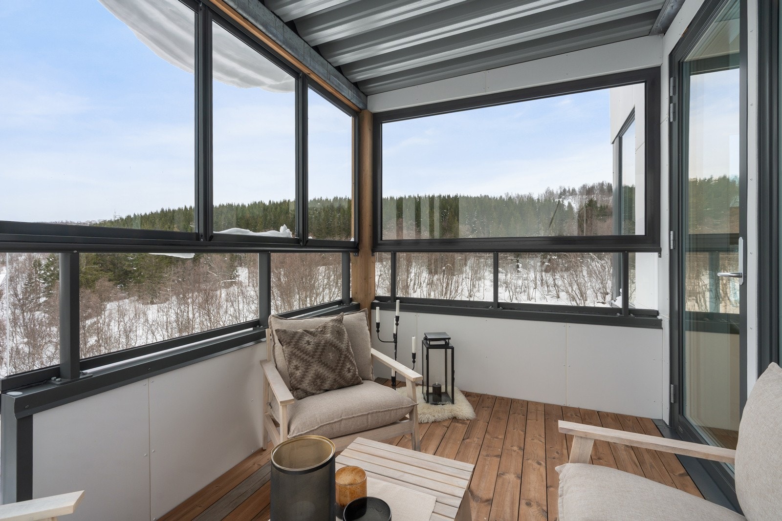 Rikelig med plass for utemøbler og beplantning. Kan også fint fungere som en forlengelse av stuen!