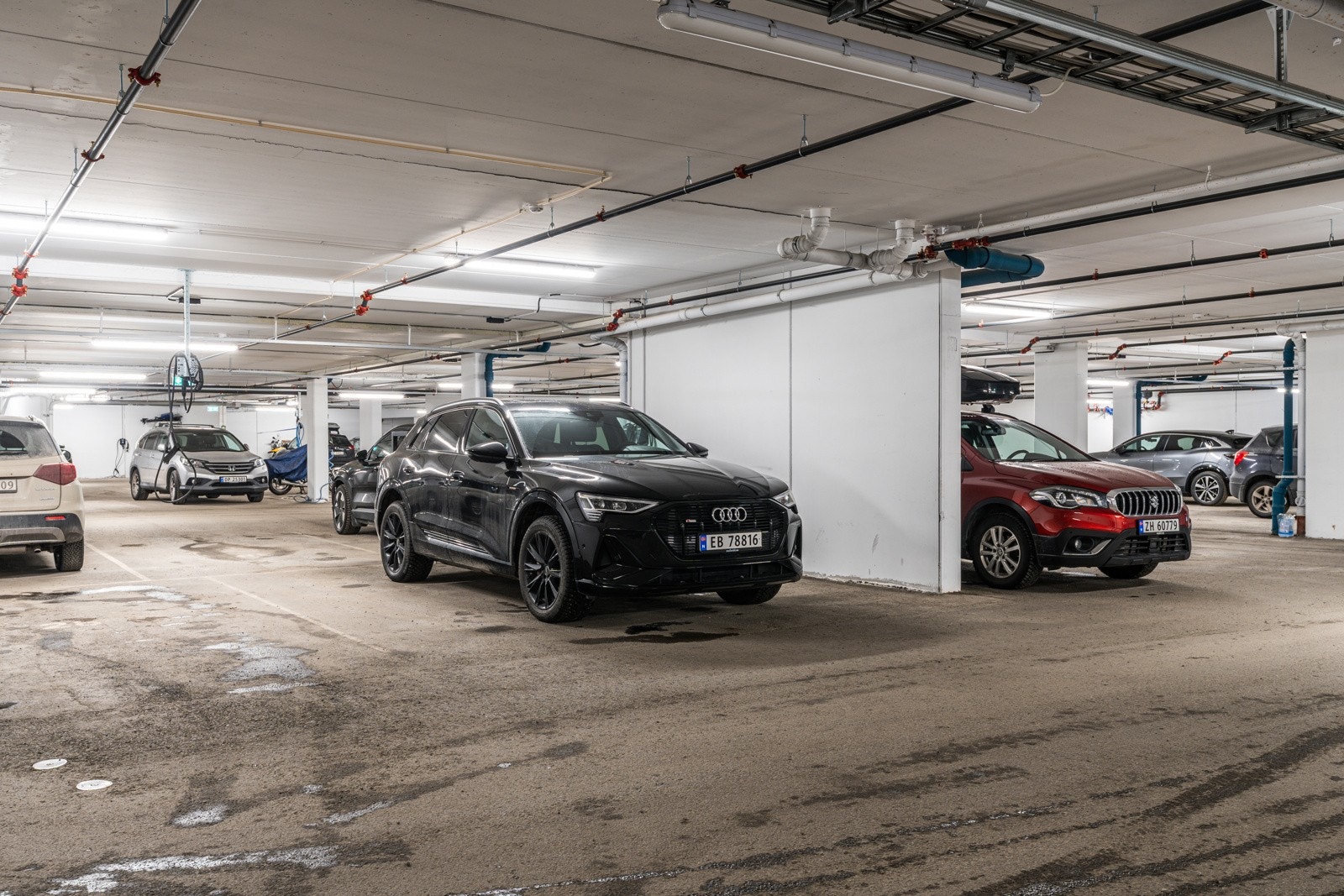 Leiligheten disponerer en stor parkeringsplass i garasjeanlegget.