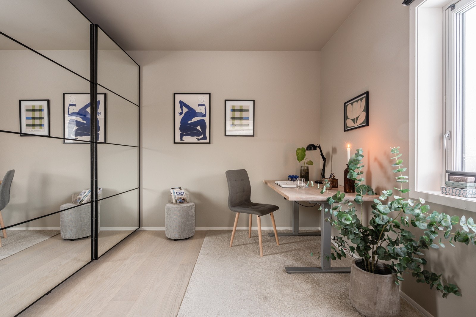 Leiligheten har to romslige soverom. Det ene soverommet er i dag innredet som kontor.