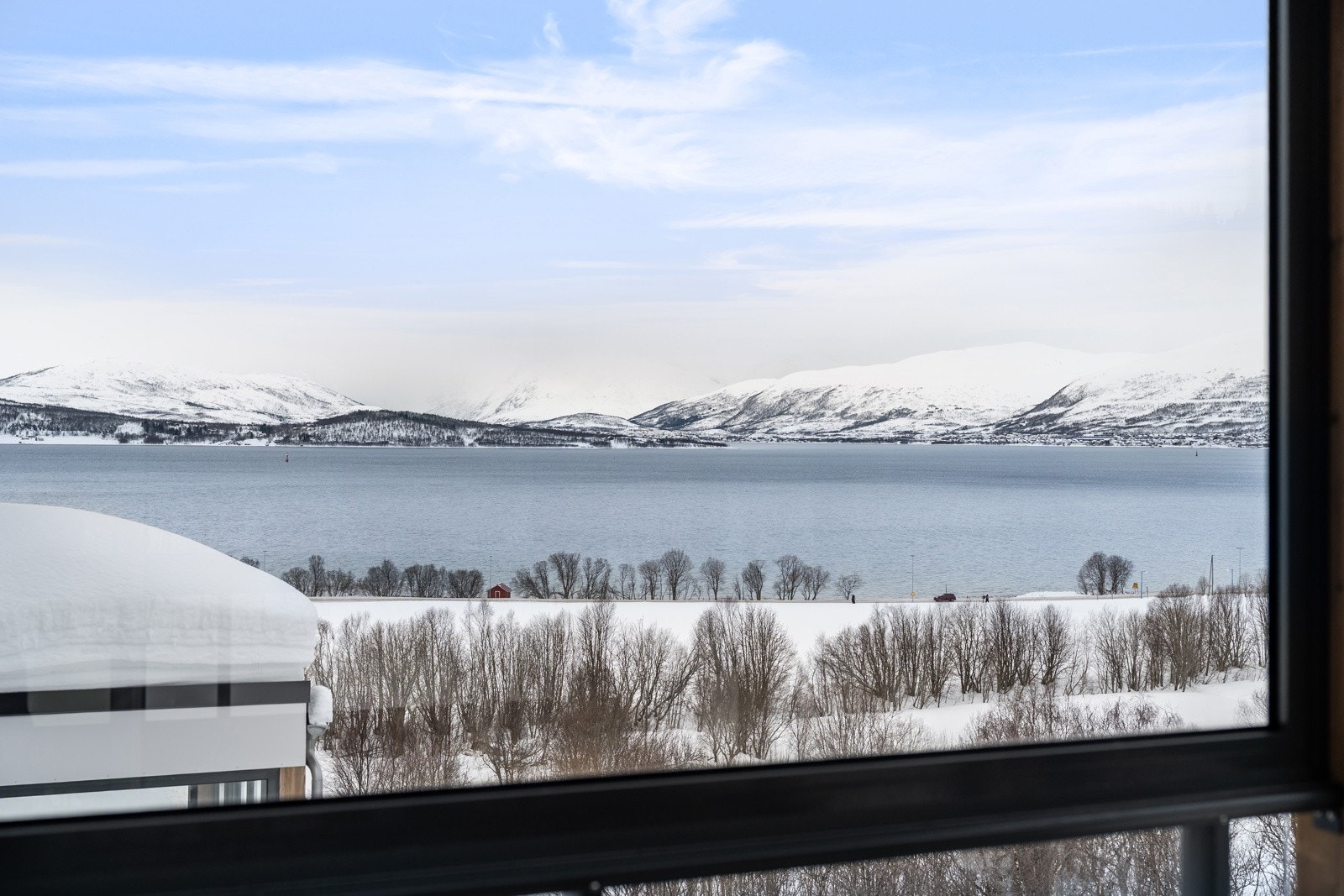 Den innglassede balkongen har sol fra tidlig kveld.