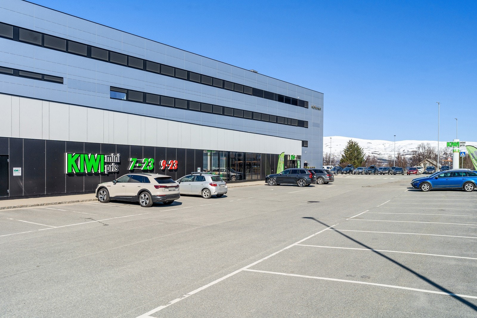 Søndagsåpen dagligvare i kort gåavstand fra boligen.